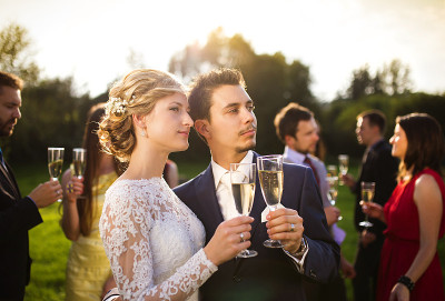 新婚夫妇在外面碰杯