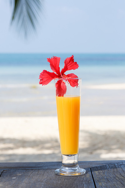热带海滩上的鸡尾酒