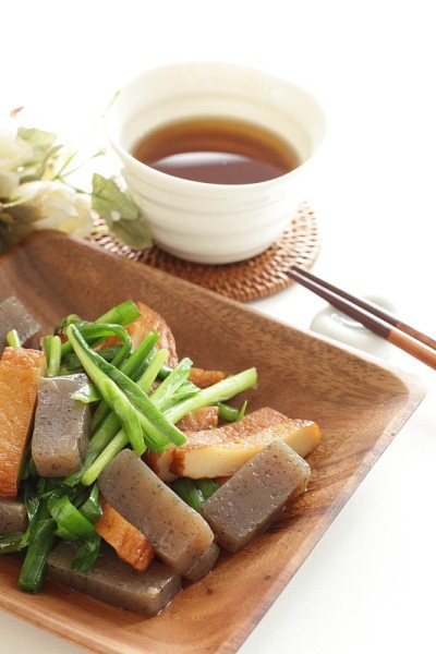日本料理，魔芋和鱼糕炒韭菜