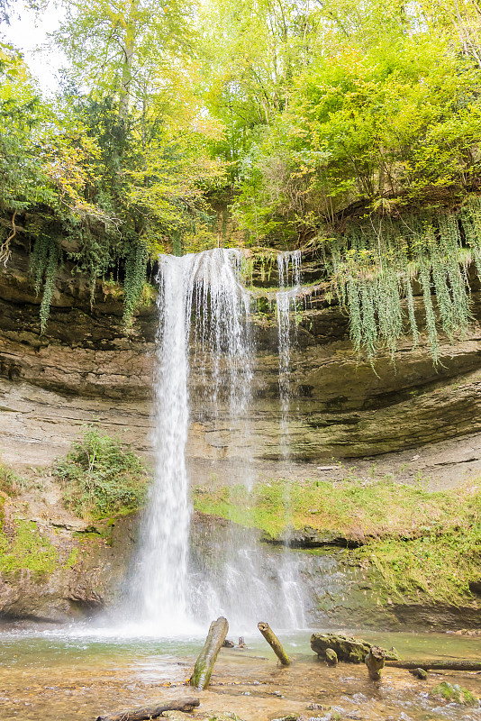 达达诺松瀑布峡谷的垂直视图，Croy-Romainmôtier，沃州，瑞士