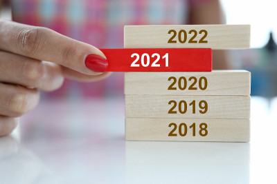 女性手握红色木块与2021标志特写