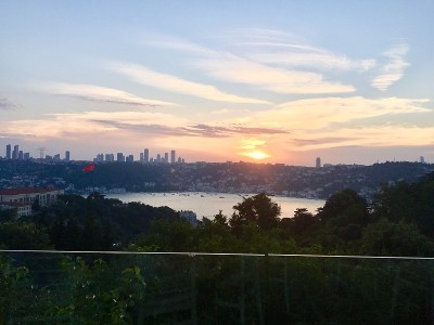 2019年6月伊斯坦布尔库达尔，日落海绿色的自然