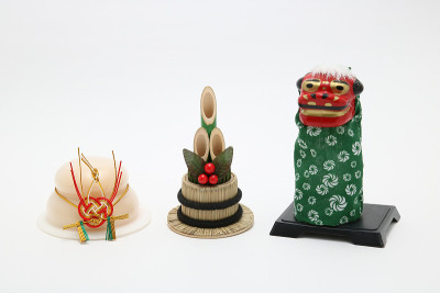 舞狮(狮舞)，圆年糕(神糕)和竹子(角松)。
