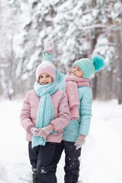 孩子们玩雪