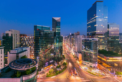 在韩国江南的夜晚十字路口，首尔市的Skyling、摩天大楼和交通。