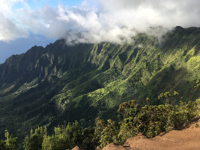 夏威夷考艾岛多云的日子里的卡拉劳山谷。