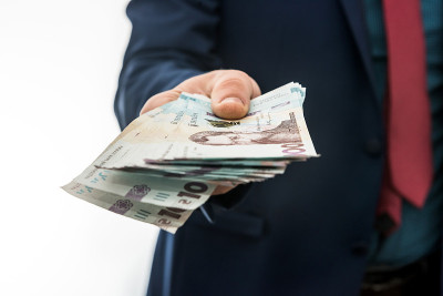 商人行贿或支付，单独。UAH。1000新纸币乌克兰货币