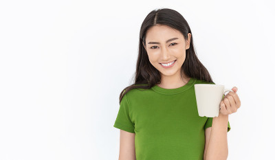 年轻美丽的亚洲女人的肖像手握咖啡杯早晨春天的时间孤立在白色的背景。夏天快乐快乐。韩国化妆觉醒大学，亚