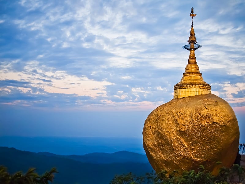 一座大山顶上的金色岩石