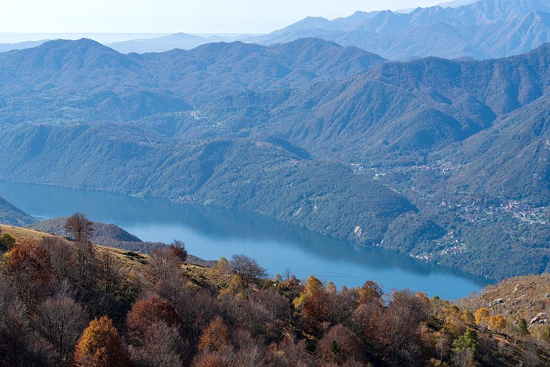 湖Orta,意大利。从摩塔伦山观看