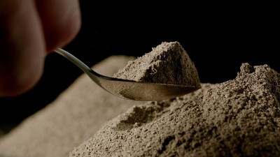 用勺子从一堆胡椒中取出黑胡椒粉