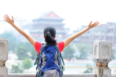 年轻的亚洲女人张开双臂