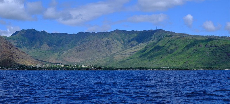 夏威夷瓦胡岛的下风海岸线，从科奥利纳到马卡哈。
