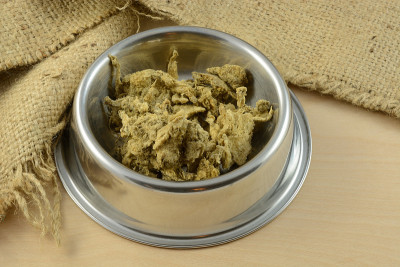 干碎牛肚在宠物碗