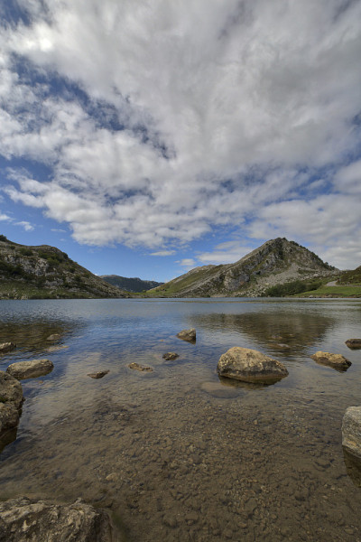科瓦东加湖在picos de Europa全景与UGA
