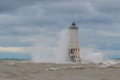 海浪撞击法兰克福北防波堤灯塔