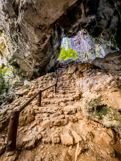 泰国帕拉雅·那空洞，Khua Kharuehat亭庙，位于泰国巴育普·基里汗Khao Sam Roi