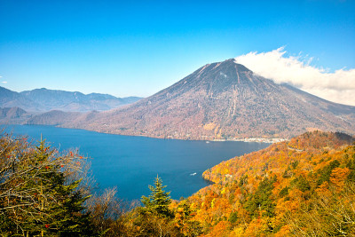 秋天有山有湖