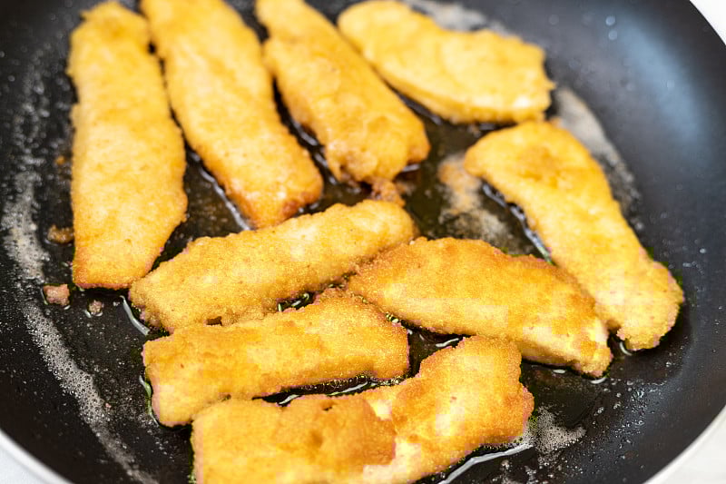 用面包屑在煎锅里炸鸡肉