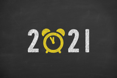 新年概念2021倒计时时钟在黑板的背景