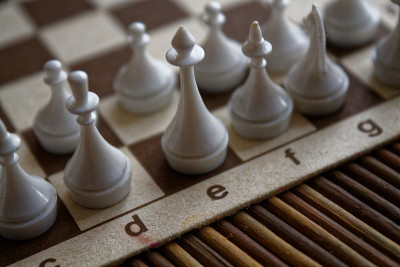木制棋盘和塑料棋子，在棋盘上