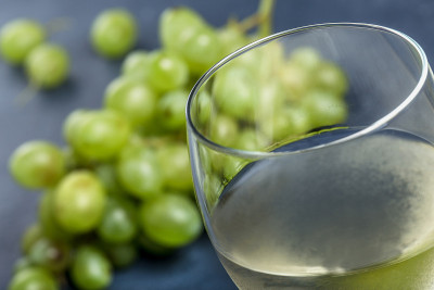 葡萄酒杯里的葡萄酒