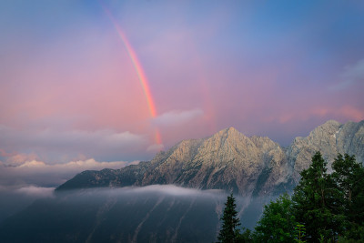 正在夕阳下的网球山