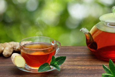 杯中加入姜、薄荷的热茶