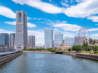 日本神奈川县横滨的城市景观。横滨是一个面向横滨港的地区。