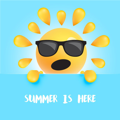 有趣的太阳笑脸与标题“夏天在这里”，矢量插图