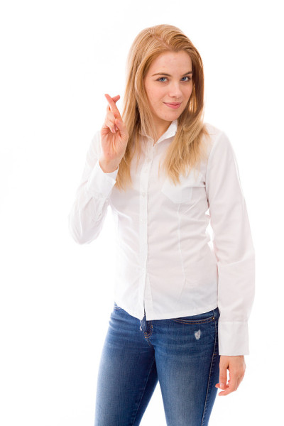年轻女子双手交叉站在那里