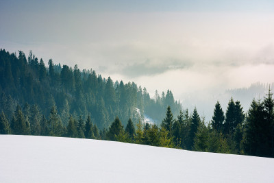 即将来临的暴风雪在山区景观