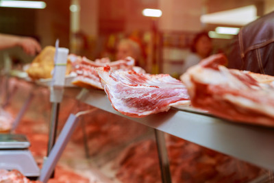 屠夫在市场上切一块肉