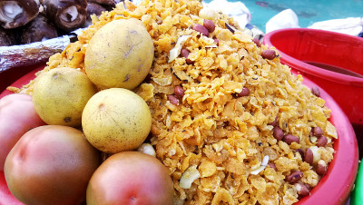 街头小贩出售一种著名的酥脆小吃——Churmura和namkeen bhujia