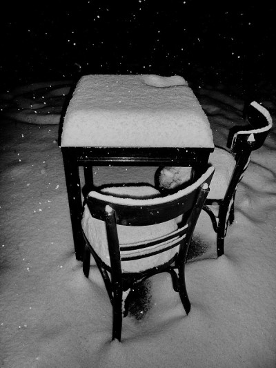 在希腊的特里卡拉科林斯，一个雪夜，被遗忘在户外的咖啡桌和椅子