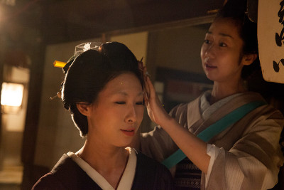 在日本老城传统风格的日本妇女