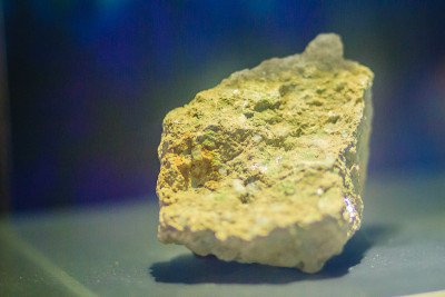 Autunite(水合铀酰磷酸钙)样品石从采矿和采石工业。钙钛矿含铀量适中，为48.27%，具有放射