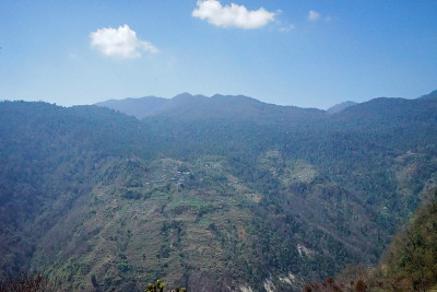尼泊尔，在乌云密布的蓝天下，徒步前往戈雷帕尼潘山欣赏绿色山景