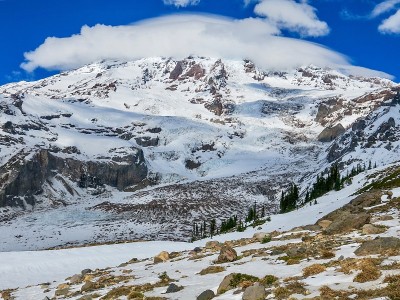 雷尼尔山壮丽的白雪覆盖的山谷
