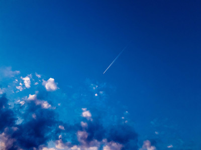 飞机在云层的高空飞行。