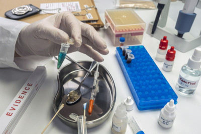 警察科学家拿着阳性药检棉签，犯罪实验室，概念图像