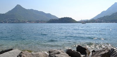 夏天在莱科的科莫湖景观与岸边的岩石