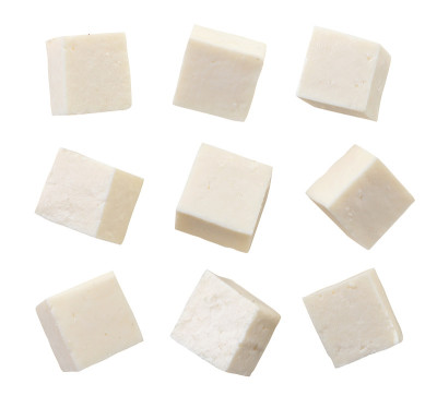 白色背景上的一组羊乳酪。孤立的