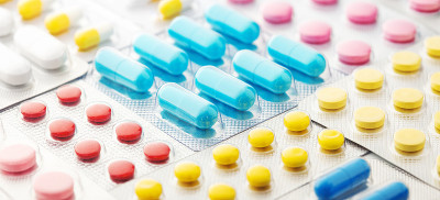 一堆红色、蓝色、银色塑料包装的药丸