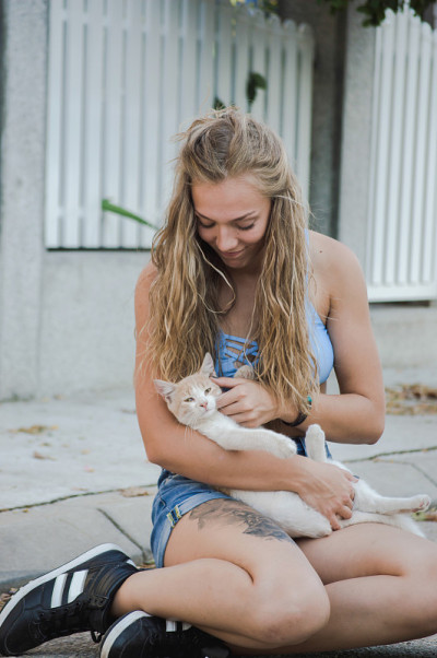 女孩抱着小猫