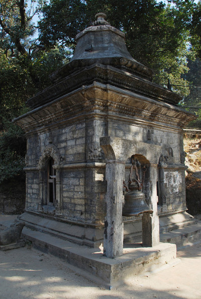 尼泊尔加德满都，帕舒帕提纳特寺庙的一排供奉庙宇和神龛。