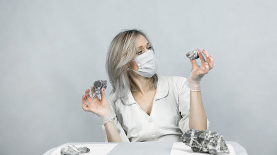 实验室的女技术员检查矿物样本。