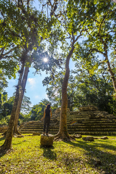 Copan Ruinas，洪都拉斯;2019年12月，一名年轻女子在科潘瑞纳斯的寺庙里快乐地跳跃