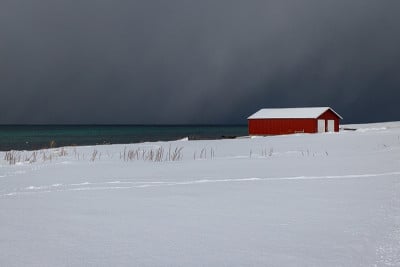 积雪峡湾上的渔人小屋