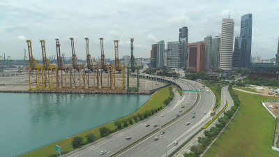 天线:在繁忙的高速公路和摩天大楼旁边的建筑工地。